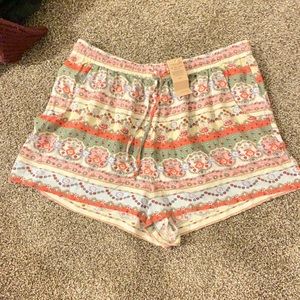 American Eagle Floral fabric shorts 🌹🌼🌸🌼